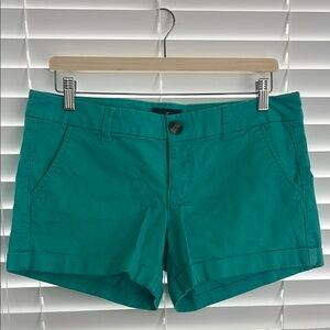 American Eagle Outfitters Green Bermuda Shorts Flat Front Cuffed Hem